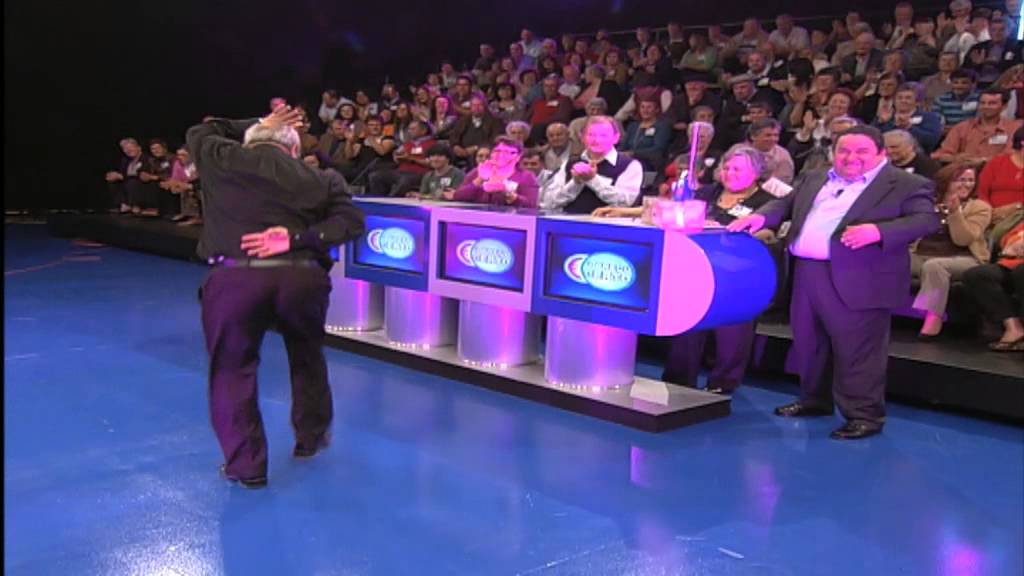 Homem dança Beat It de Michael Jackson em direto no programa O Preço Certo