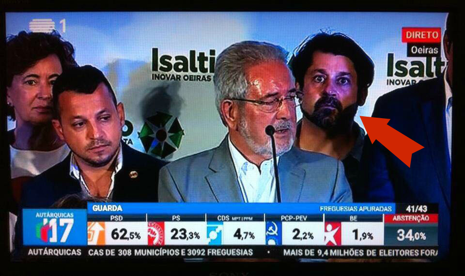 Homem possuído rouba as atenções no discurso de Isaltino Morais