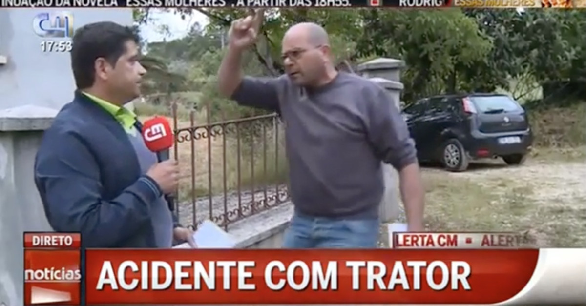 Repórter da CMTV é apertado e fica sem microfone