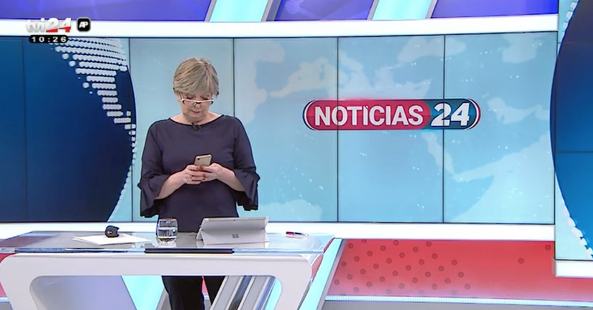 TVI24 termina intervalo e pivô continua a mexer no telemóvel