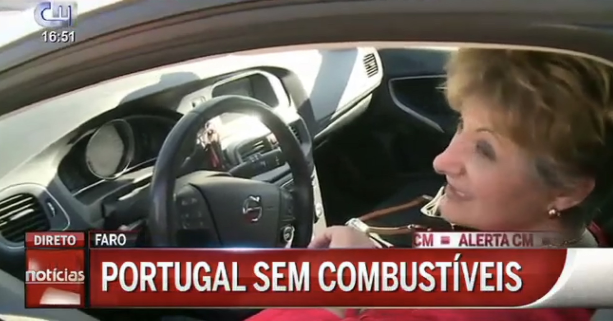 Repórter da CMTV faz pergunta difícil a condutora em posto de combustível
