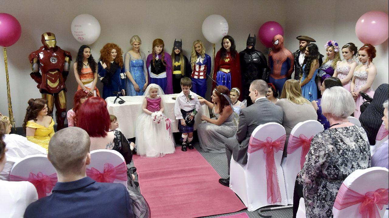 Menina com cancro terminal realiza sonho de casar com o melhor amigo