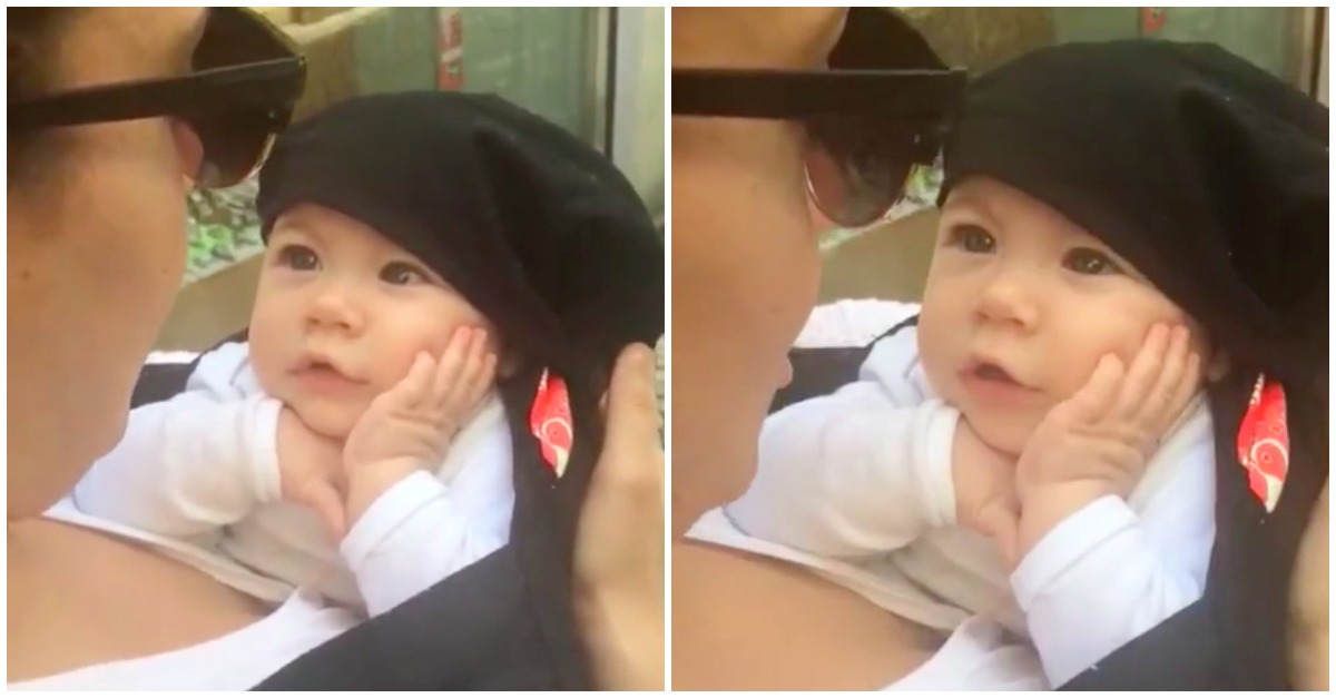 Bebé fica completamente encantada ao olhar para a mãe enquanto esta lhe canta