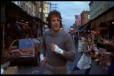 Bebé imita Rocky Balboa enquanto assiste à icónica cena do filme Rocky II