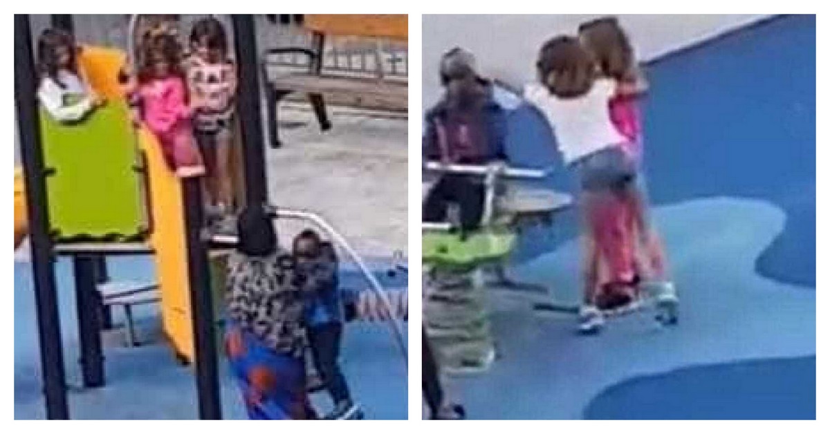 Crianças afastam menino negro em parque infantil
