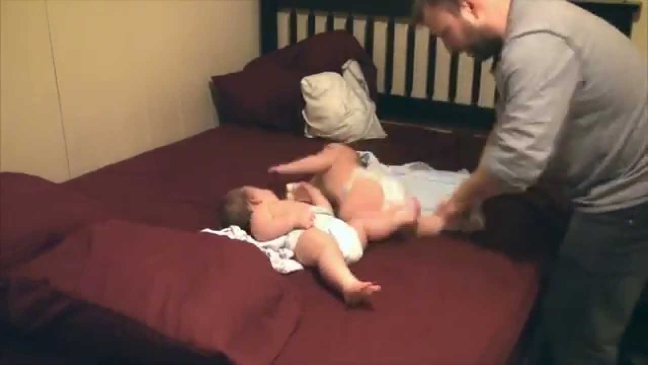 Pai grava a sua luta para vestir os filhos gémeos