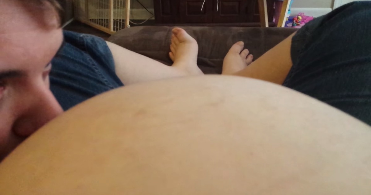 Pai fez barulho perto da barriga da mãe grávida… mas não esperava que isto acontecesse!