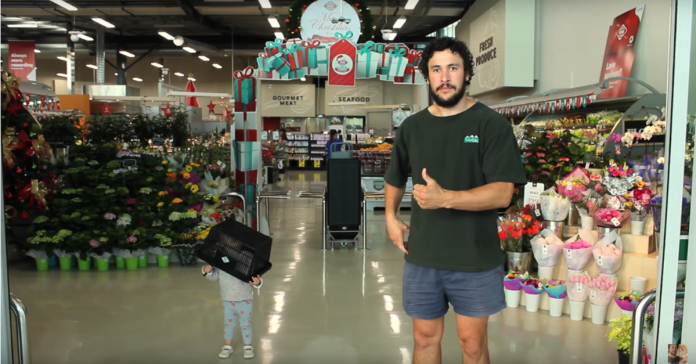 Pai ensina como fazer compras com um bebé