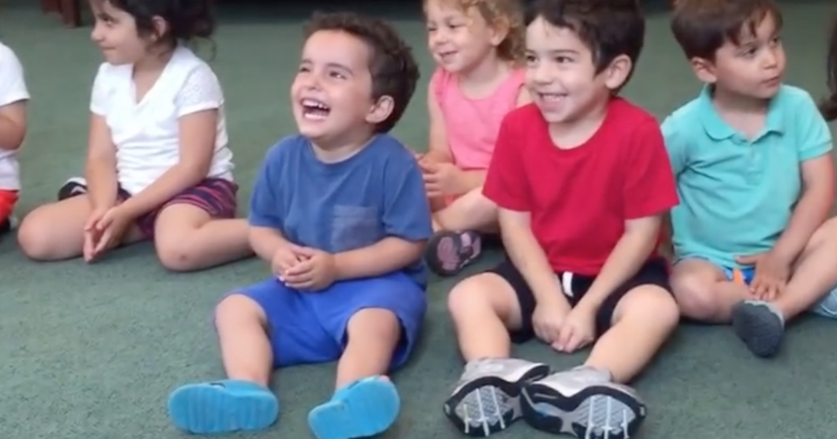 O riso adorável de uma criança que contagiou toda a sala e até as professoras!