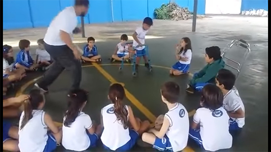 Na roda de capoeira este menino paraplégico dá um verdadeiro show