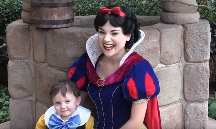 Este menino autista com apenas dois anos apaixonou-se pela Branca de Neve