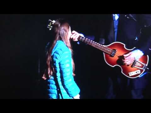 O sonho desta menina com 10 anos era tocar com o mítico Paulo McCartney. E o sonho foi concretizado!