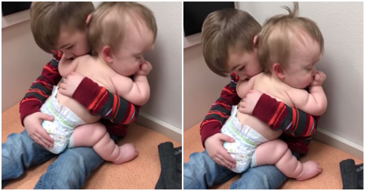 Vídeo de criança a embalar irmã doente está a encantar os internautas com tanta fofura