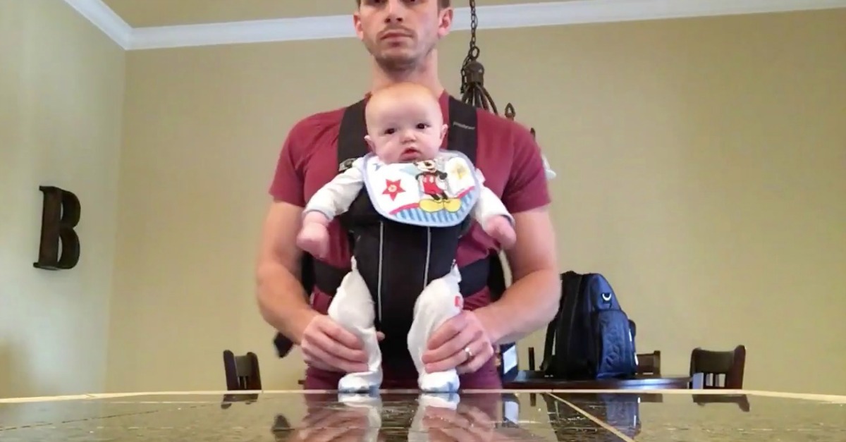 Foi isto que aconteceu quando uma mãe deixou o pai a cuidar do filho bebé