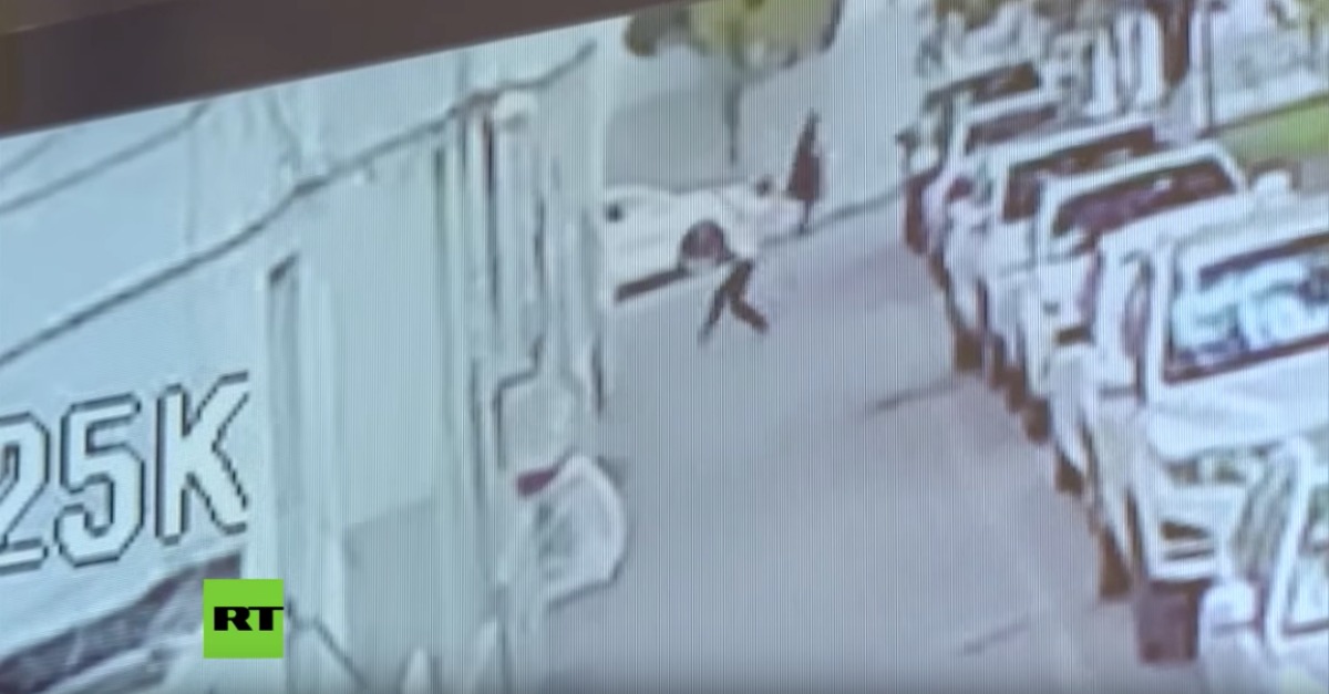 Salva bebé que caiu do 5º andar amortecendo o impacto com o seu próprio corpo