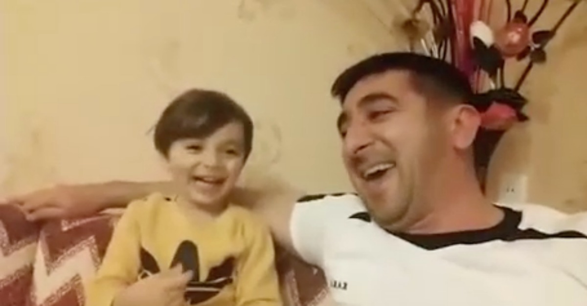 Pai não contém a gargalhada ao pedir ao filho para rir de forma maléfica