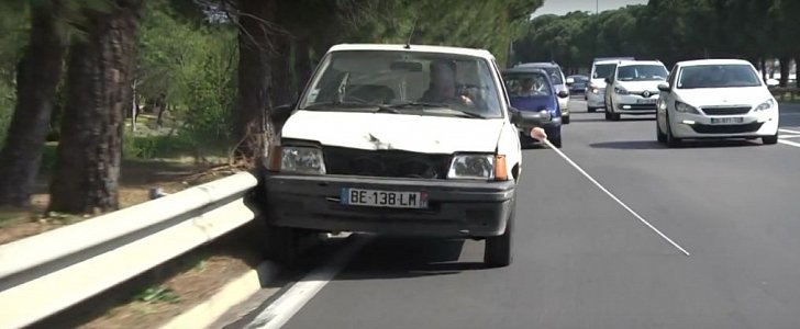 Rémi Gaillard finge-se de cego e vai para a estrada causar o pânico