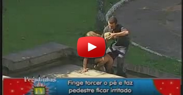 Pegadinha do Joao Kleber - Ajudando uma mulher sexy a subir a escada