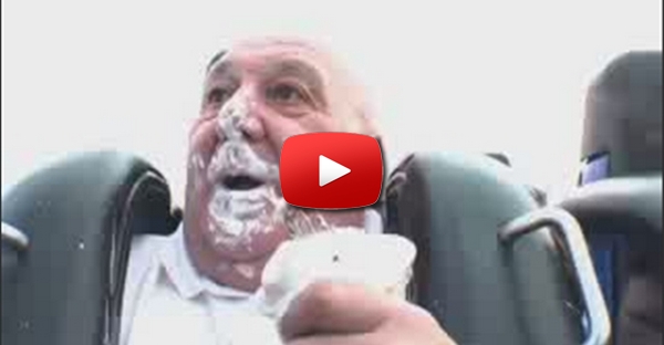 Comer gelado numa montanha russa