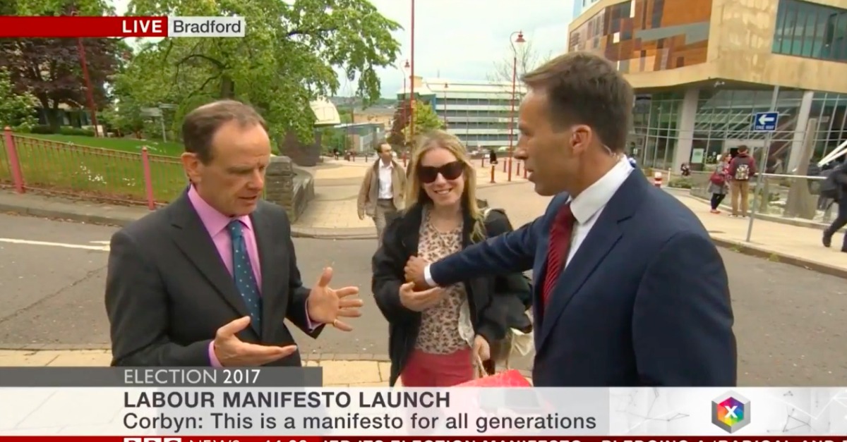 Jornalista da BBC toca no peito de mulher durante entrevista em direto