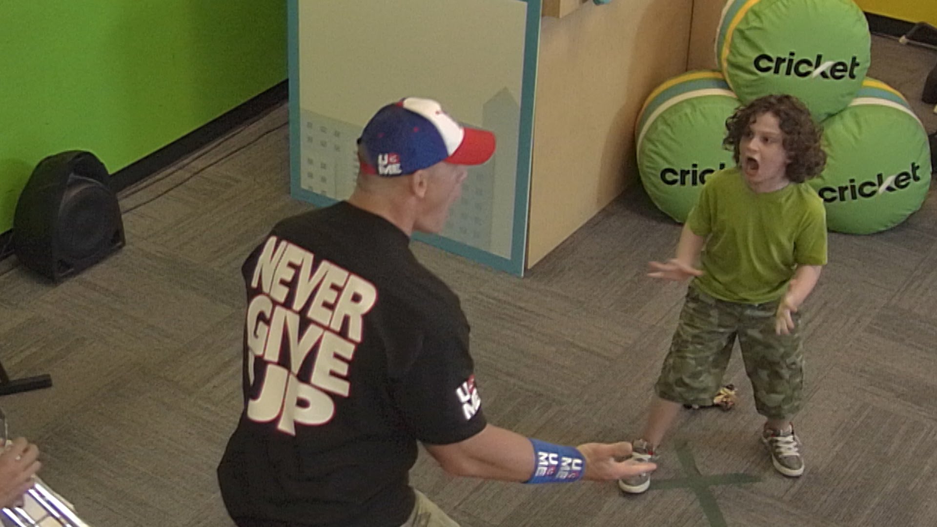 John Cena aparece do nada para dar susto em alguns dos seus maiores fãs