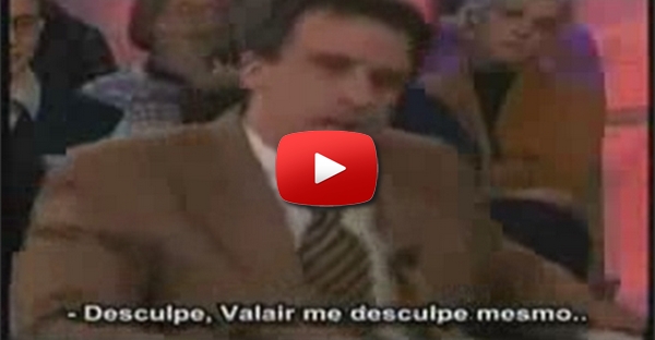 Apresentador ri demais do entrevistado