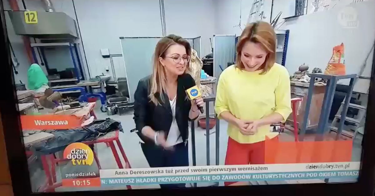 Repórter destrói escultura em direto quando entrevistava a artista
