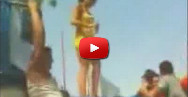 Mulher sensual latina cai com a fome do homem