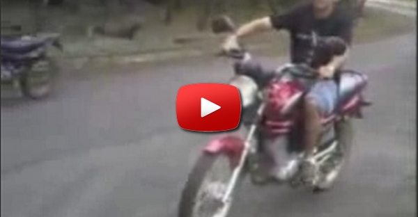 Um idiota + uma moto = Besteira