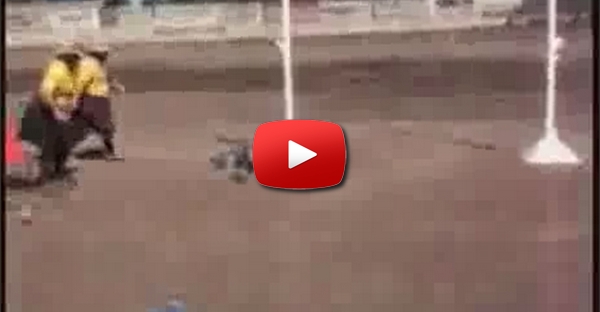 Tenta mandar martelo e bate com cabeça no poste