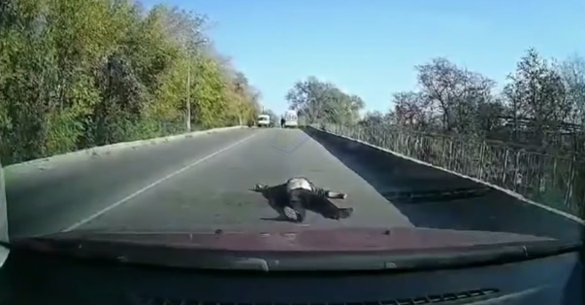 Homem cai de ambulância durante o transporte para o hospital