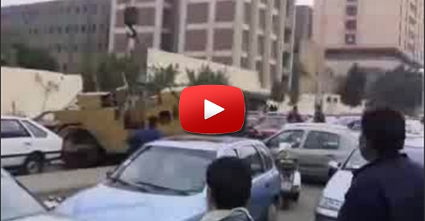 Bulldozer cai encima dum carro