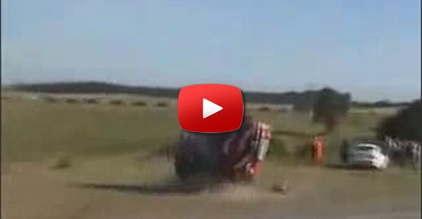 Carro de rally capotando