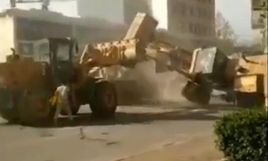 Estes operários chineses passaram-se da cabeça e começaram a lutar com 6 escavadoras!