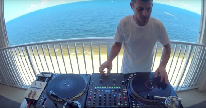 Quem disse que um DJ só sabe fazer de conta que carrega em botões?