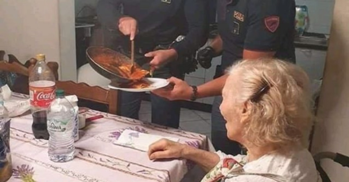 Idosa sozinha em casa liga para a polícia e esta acaba a fazer-lhe o jantar