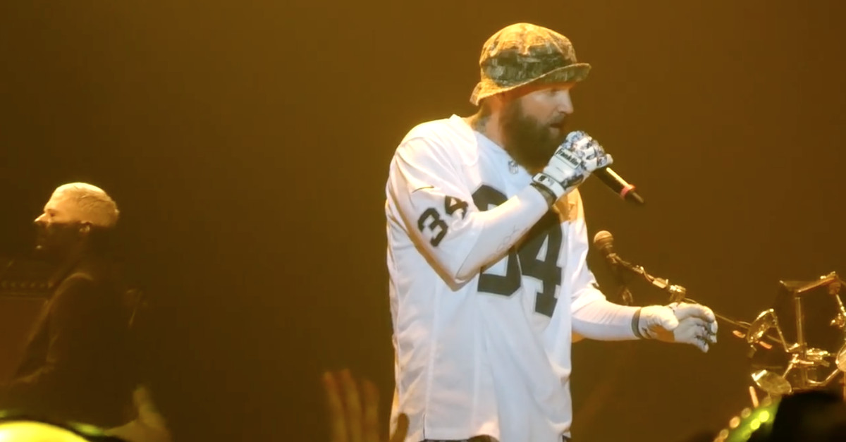 Falhado tenta atacar Fred Durst durante concerto dos Limp Bizkit