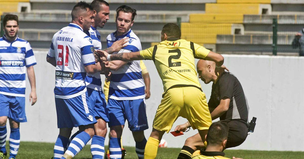O momento em que o jogador do Canelas dá uma joelhada no nariz ao árbitro