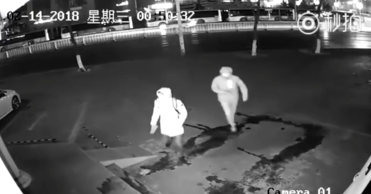 Ladrão mais idiota do século deixa inconsciente o cúmplice em pleno roubo