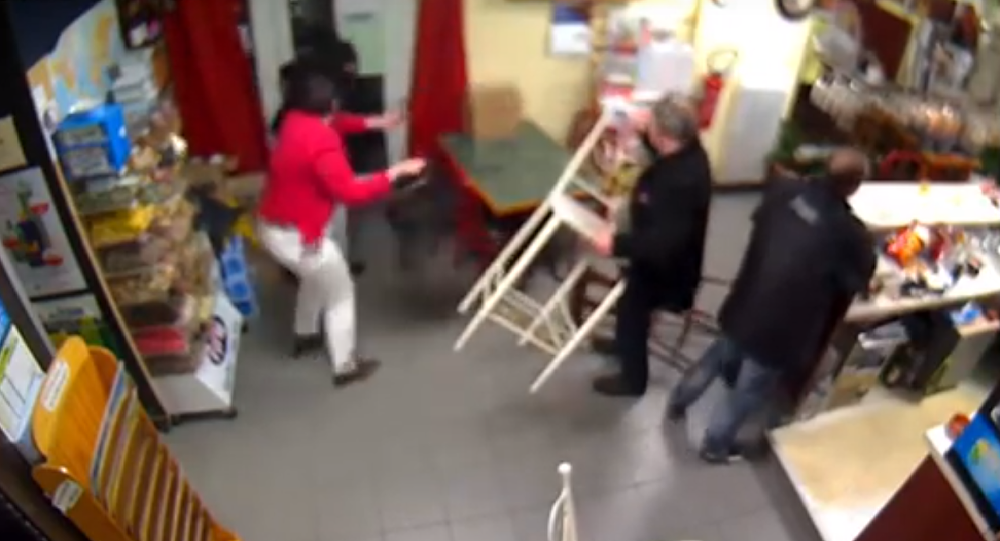 Com um bebé ao colo esta mulher impediu um assalto no café