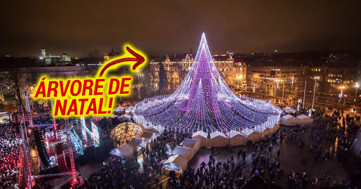 A incrível Árvore de Natal na cidade de Vilnius, capital da Lituânia