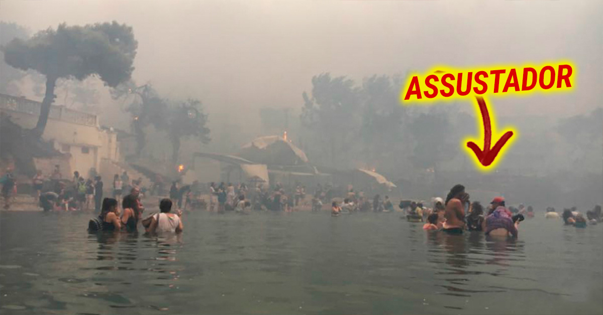 Pessoas fogem para o mar para escapar do incêndio na Grécia
