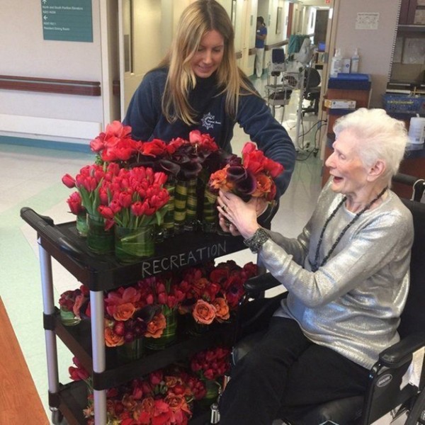 Decoradora de casamentos dedica-se a alegrar a vida de pessoas doando flores para lares e hospitais