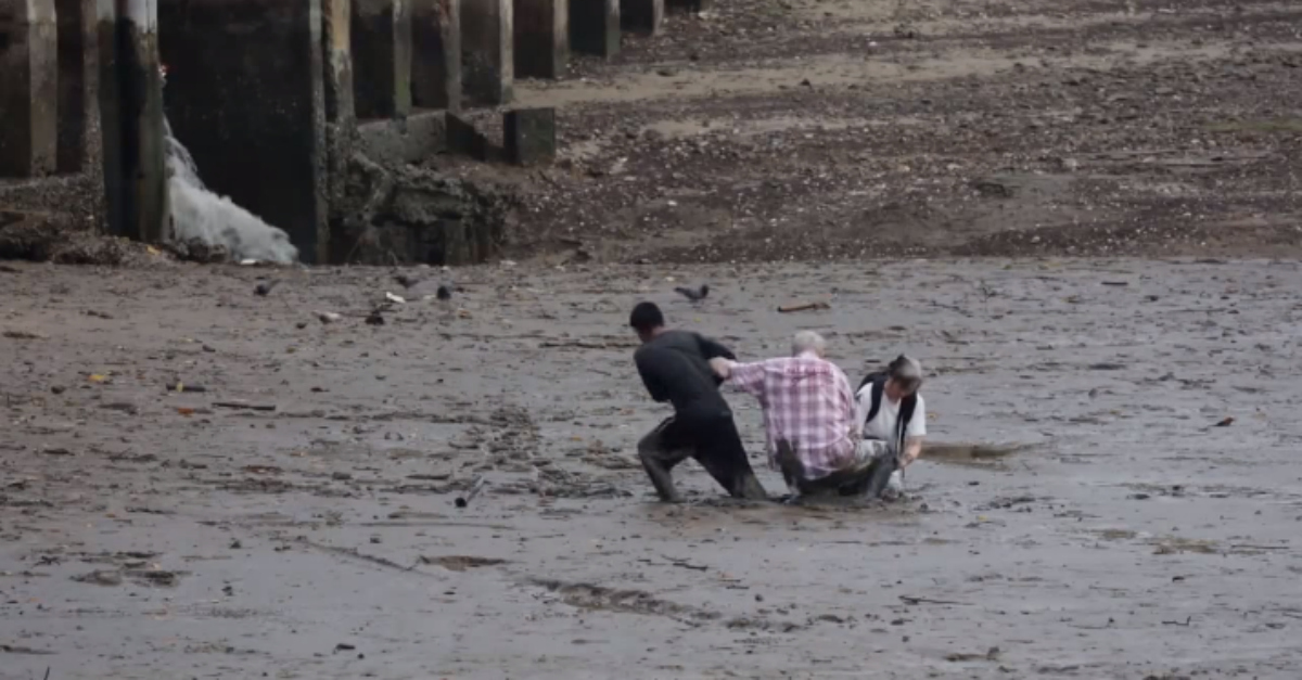 Pescador salva turistas idosos que afundavam na lama e recusa recompensa