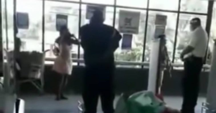 Mulher tira as cuecas para usar como máscara depois de ser impedida de entrar no supermercado