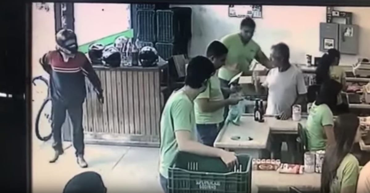 Ladrão é ignorado por toda a gente e acaba por ir embora... sem nada!