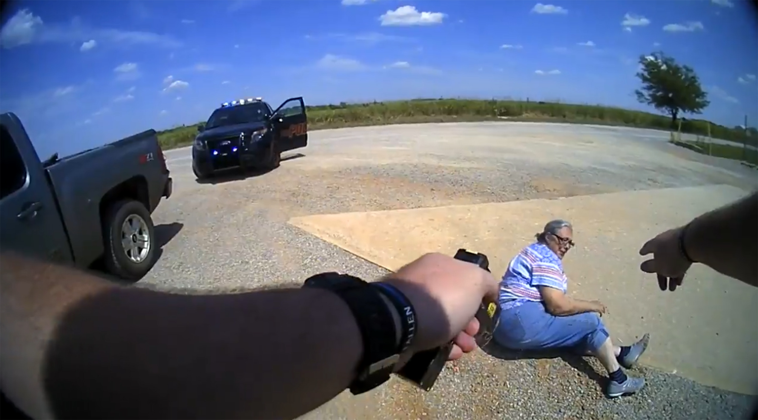 Mulher de 65 anos recusou multa de polícia, não saiu do carro e pôs-se em fuga