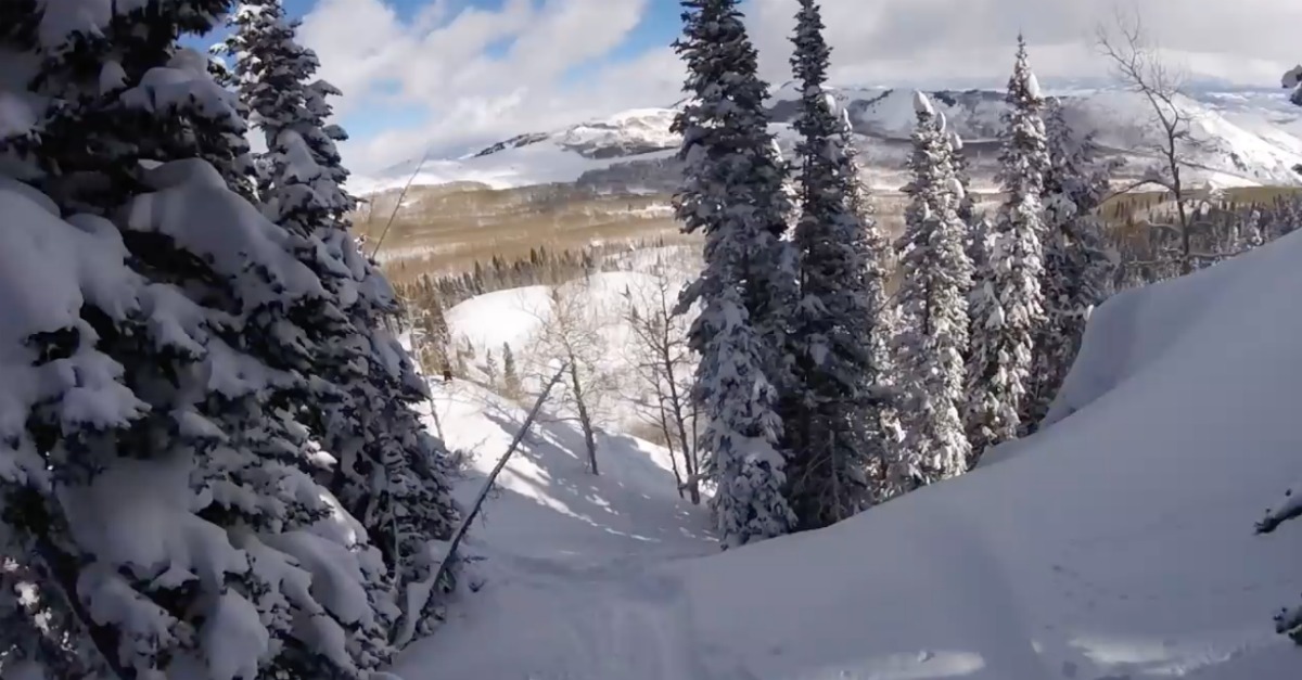 O desespero de um esquiador que foi apanhado numa avalanche