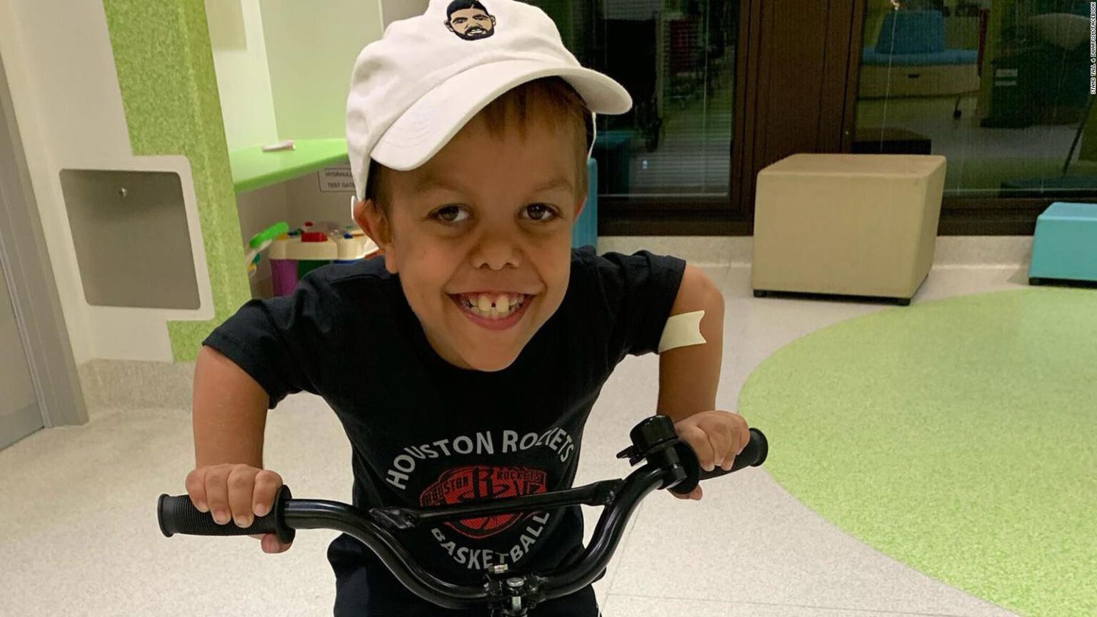 Família de menino vítima de bullying recusa dinheiro para ir à Disneyland